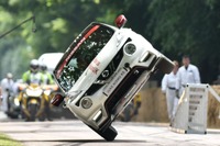 【グッドウッド15】日産 ジューク が片輪走行の新記録…2.6kmを2分10秒! 画像