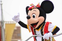 ディズニーの夏祭り…ミッキーとドナルドが水しぶきのダンスバトル 画像