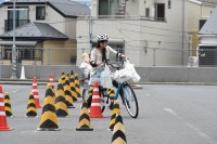 JAF、荷物満載や傘差しによる自転車運転の危険性を検証 画像