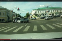 まるでスタントマン?!  ロシアで車とバイクが衝突事故［動画］ 画像