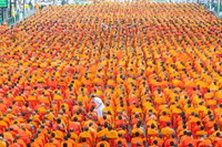 バンコクの街がお坊さん一色に…恒例の”托鉢イベント”に僧侶ら1万人 画像