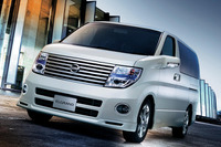 日産 エルグランド に地デジ対応チューナー採用の特別仕様 画像