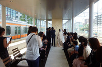 中央線電車がすれすれを走るウェディング…鉄道好きは新たな門出よりも電車!? 画像