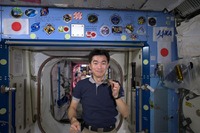 ISSの油井宇宙飛行士ら、宇宙で栽培されたレタスを試食 画像