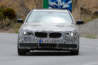 BMW 5シリーズ 次期型、「イカリング」光らせ颯爽と登場 画像
