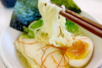 カレー、ラーメン…客を呼ぶ、回転寿司サイドメニューの開発競争 画像