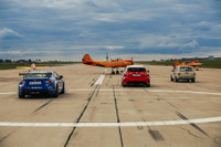 横浜ゴム、ロシアの国際航空ショーで飛行機とレーシングカーのコラボ 画像