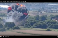 英国の航空ショーで事故、高速道路に墜落の瞬間［動画］ 画像