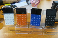 【IFA 2015】Bluetoothでスマホと連携する、クレジットカード大のガラケー 画像