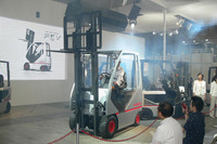 物流総合展06 燃料電池フォークリフトの市販は当分無理…日産 画像