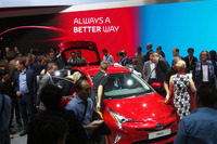 【フランクフルトモーターショー15】新型 プリウス は欧州でも注目の的、日本仕様も見えた? 画像