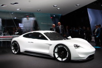 【フランクフルトモーターショー15】ポルシェのEVスポーツ「ミッションE」、テスラ モデルS 意識か 画像