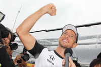 【F1 日本GP】引退が噂されるバトン、ファンの前で「ガンバリマス!」と宣言 画像