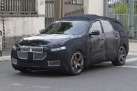 マセラティ初のSUV、ついに本物ボディをイタリアで捕捉! 画像