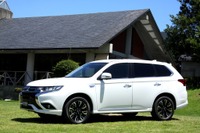 【三菱 アウトランダーPHEV 改良新型】オンロードをスムーズに速く走るSUV 画像