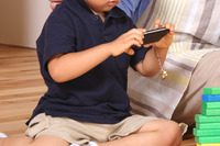 2歳児の半数が「週2日以上スマホを使用」…親の習慣を見習う 画像