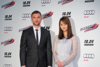 アウディ S8 駆る天才「トランスポーター」エド・スクレイン、佐々木希も20枚の瓦も“一撃”!? 画像