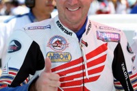 【MotoGP 日本GP】コレクションホールの中庭を、スペンサーが走行 画像