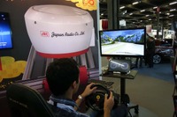 【ITS世界会議15】航空向け技術を活かした高精度ドライブシミュレーター…日本無線 画像