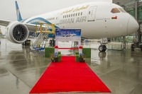 ボーイング、オマーン航空 ドリームライナー 初号機を納入 画像