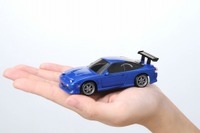 机上でドリフト! タカラトミー、全長約10cmの極小RCカーを発売 画像
