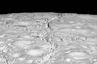 NASA土星探査機、衛星エンケラドス北極の高解像度画像を撮影 画像