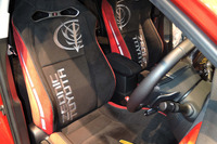 東レの自動車内装用人工皮革「ウルトラスエード」、シャア専用オーリスIIに採用 画像