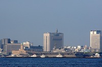 ヘリコプター搭載型護衛艦「いずも」、横浜港に登場［写真蔵］ 画像