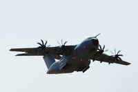 イギリス空軍、最新鋭の輸送機「A400M」で日本の基地を表敬訪問 画像