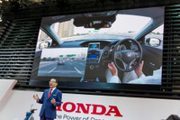 【東京モーターショー 15】ホンダ八郷社長「20年めど高速道路で自動運転実用化を目指す」 画像
