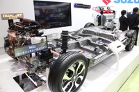 【東京モーターショー15】スズキ、フルハイブリッドを開発中…シャーシを展示 画像