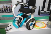 【東京モーターショー15】重心移動だけで動く次世代の電動車いす…ナインボット 画像