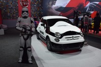 【ロサンゼルスモーターショー15】帝国軍が会場に!? フィアットブースに現れたストーム・トルーパー 画像