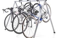 サドルをひっかけるだけで駐輪できる自転車スタンド…最大5台まで 画像