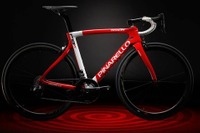 ワイヤレス変速機構を備えたバイク、ピナレロ・ドグマF8 画像