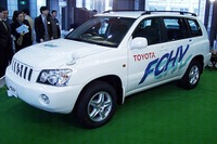 トヨタの燃料電池車『FCHV-4』、特別認可を受けて公道に進出 画像