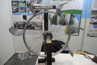 【エコプロダクツ15】自転車の車輪を利用した水力発電、福井県の山間部で活躍 画像