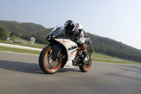 【KTM RC250 試乗】ライバル凌ぐ本格装備でスポーツライディングを気軽に…青木タカオ 画像