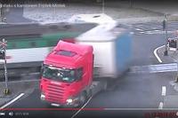 踏切無視のトレーラー、列車が激突の瞬間［動画］ 画像