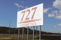 新幹線から見える“謎”の看板「727」、数基限定でデザイン変更へ 画像