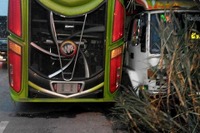 トラックに修学旅行のバス衝突…運転手死亡、生徒18人けが タイ 画像