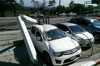 大型トラックが電線引っかけ電柱倒れる、車7台破損…タイ 画像