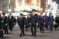 年末年始特別警戒、警視総監に付き添ったハイブリッド探知犬 画像