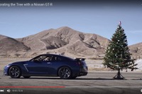 日産 GT-R、550 馬力のパワーでクリスマスツリーを?!［動画］ 画像