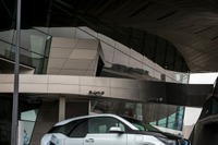 【CES16】BMW、充電ステーション付き街路灯「ライト・アンド・チャージ」発表 画像