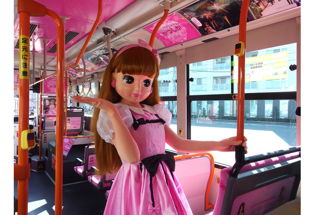車内がリカちゃんで飾られたバス 運行開始 車体はラッピング 詳細画像 レスポンス Response Jp