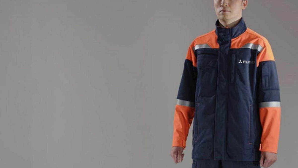 三菱ふそうがミドリ安全・日本ゴアと共同開発したEV整備専用作業服
