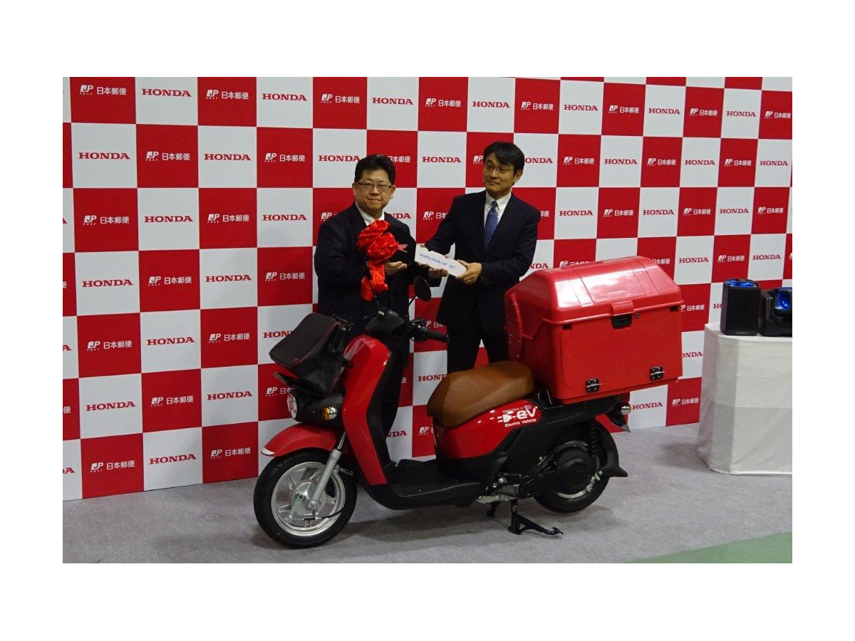 ホンダ 安部常務 生活に溶け込むよう期待 日本郵便に電動二輪車を初納入 1枚目の写真 画像 レスポンス Response Jp
