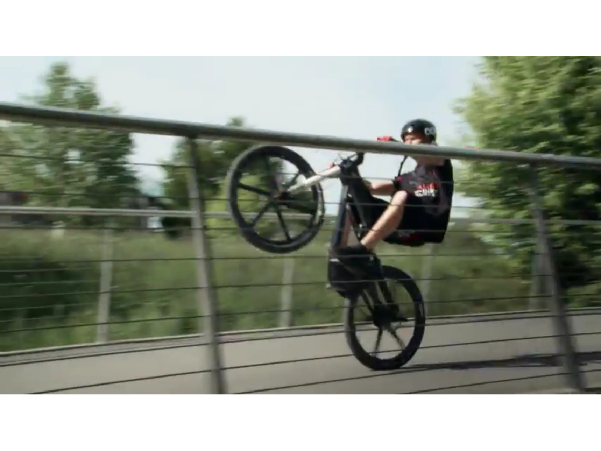 アウディの電動アシスト自転車 驚異のスタント走行 動画 レスポンス Response Jp アウディの電動アシスト自転車 驚異のスタント走行 動画 レスポンス Response Jp