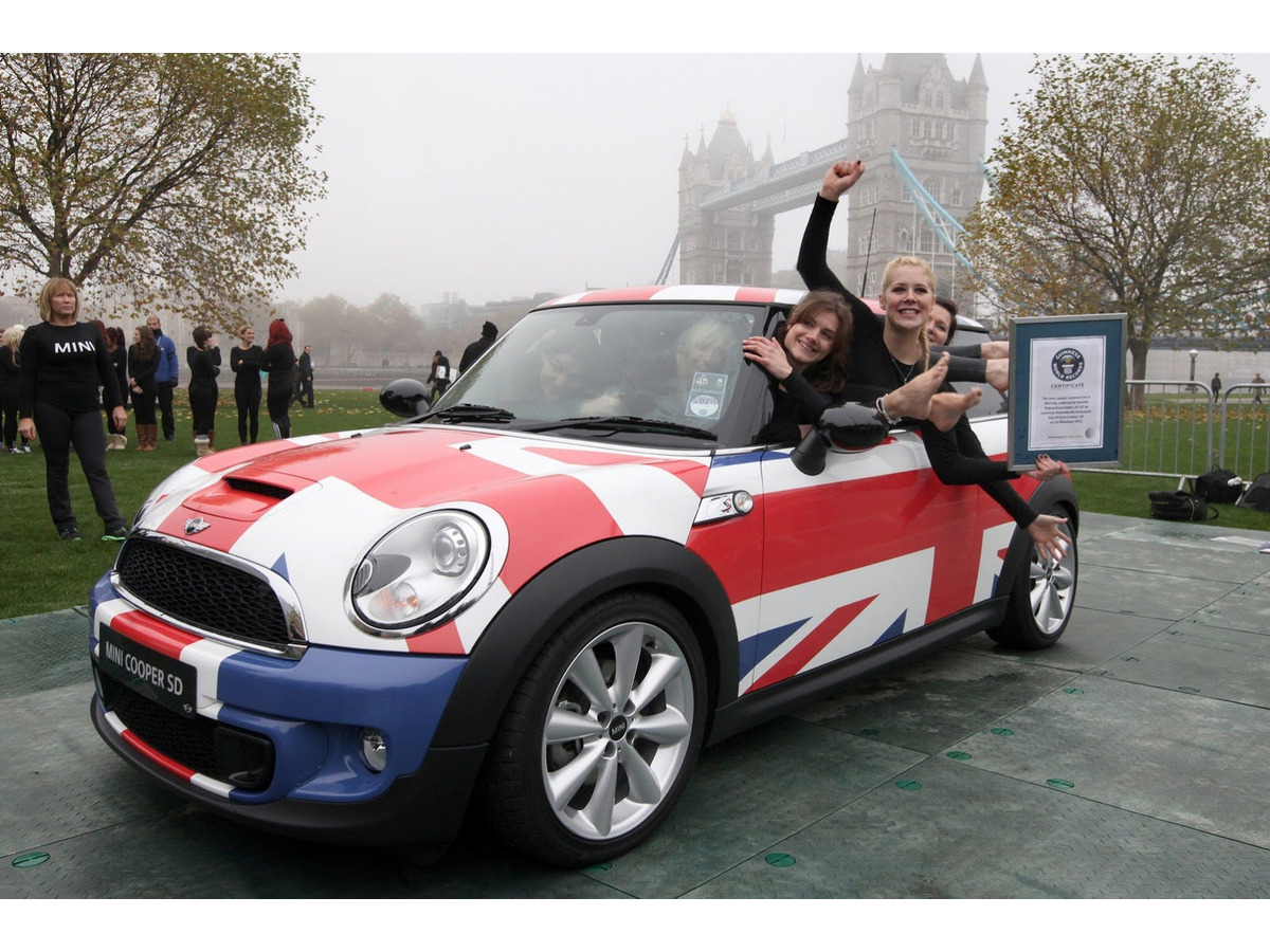 Mini 世界最多乗車ギネス記録を更新 28人 1枚目の写真 画像 レスポンス Response Jp Mini 世界最多乗車ギネス記録を更新 28人 1枚目の写真 画像 レスポンス Response Jp